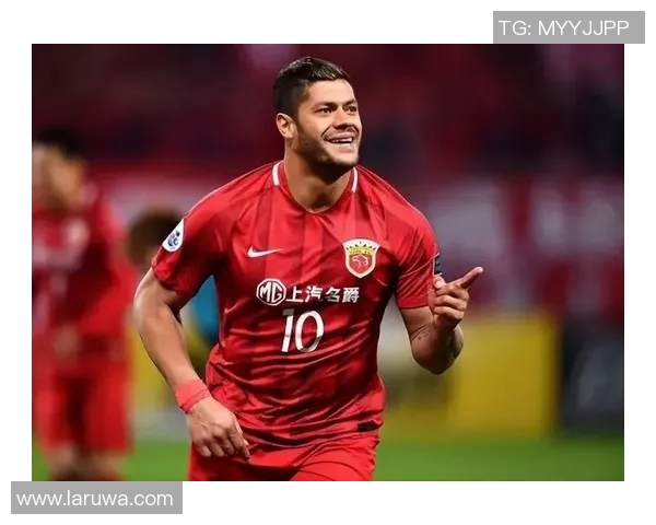 卷毛足球明星身穿绿衣服展现风采引发球迷热议与关注 卷毛足球明星身穿绿衣服展现风采引发球迷热议与关注