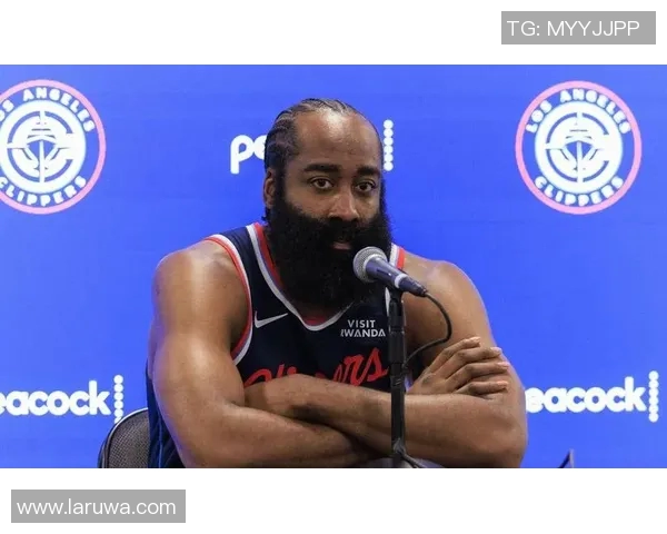 哈登跨界挑战足球明星展现运动员多才多艺的精彩瞬间