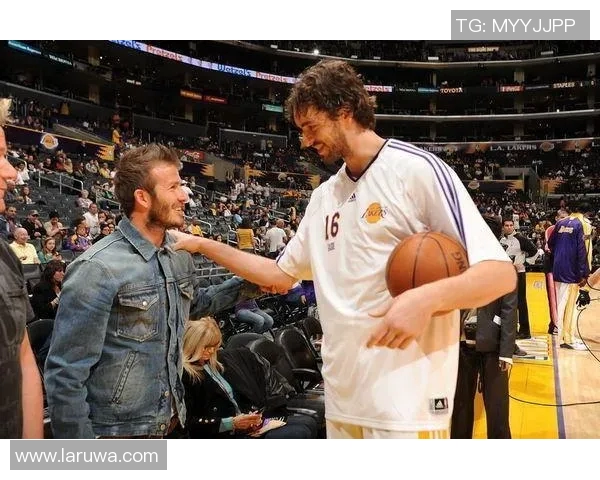 帕克足球明星合影照片展现球场魅力与友谊的精彩瞬间