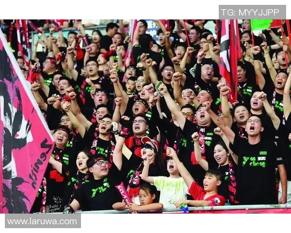 忠诚于爱情的足球明星们展现真挚感情与职业生涯的双重魅力 忠诚于爱情的足球明星们展现真挚感情与职业生涯的双重魅力